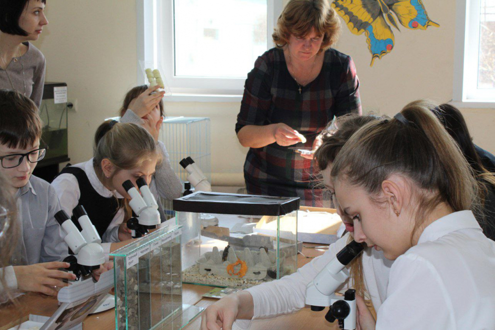 Астраханские школьники начали изучать экологию через микроскопы