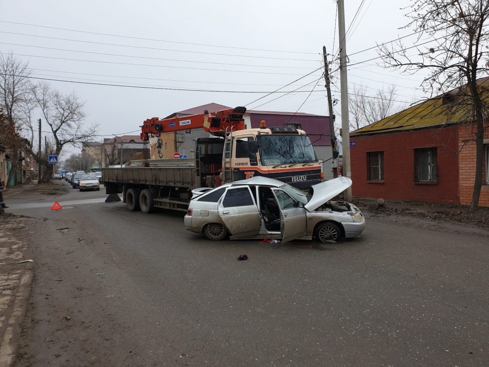 Астраханец, нарушив ПДД, погиб от столкновения с грузовиком