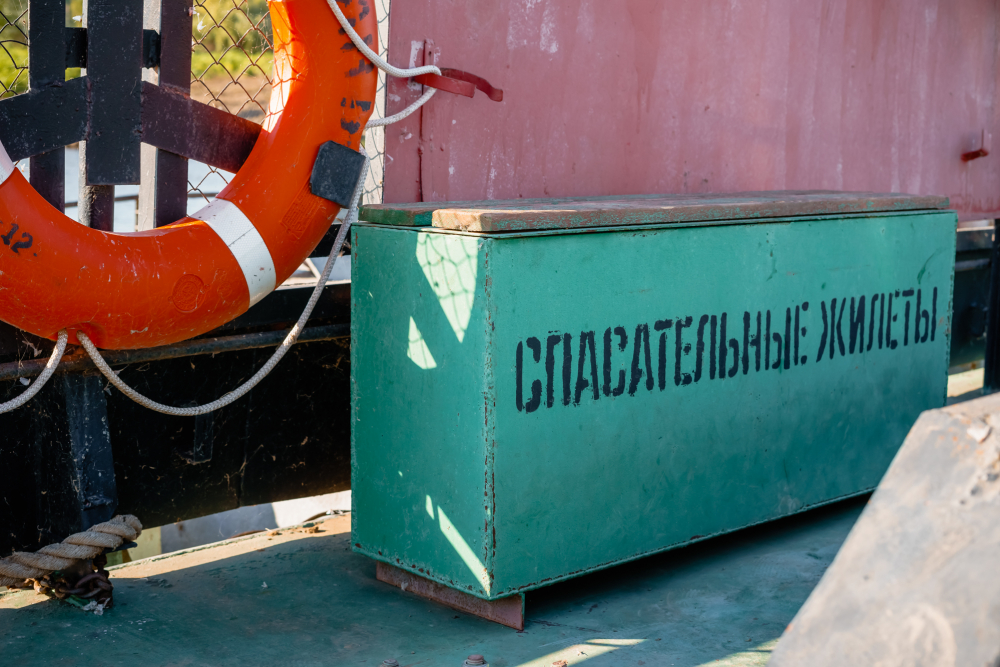 В Астраханской области водолазы ищут водителя экскаватора, упавшего с парома