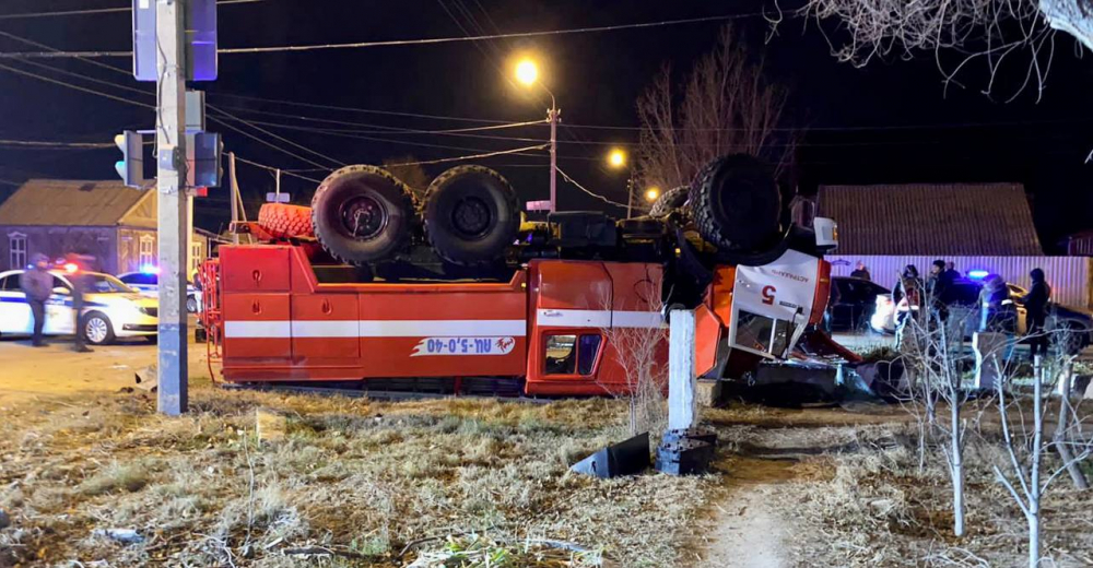 В Астрахани в столкновении пожарной машины и маршрутки погиб спасатель