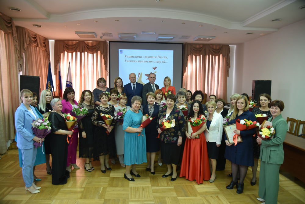 Астраханских учителей наградили почётными грамотами и благодарственными письмами в городской администрации