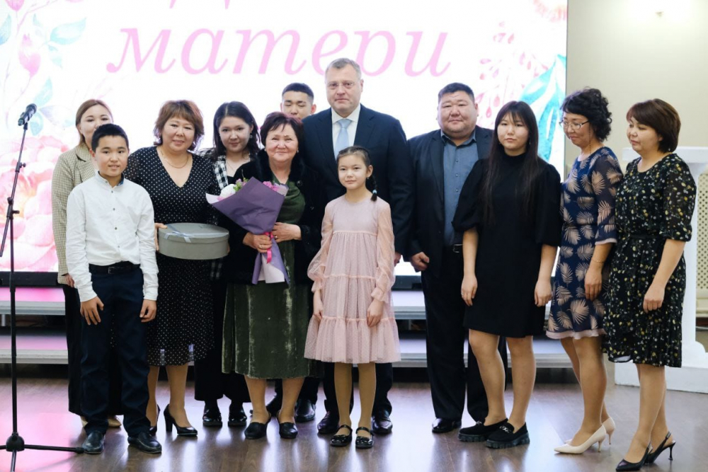 В Астраханской области девять многодетных мам получили от губернатора медали «Материнская слава»