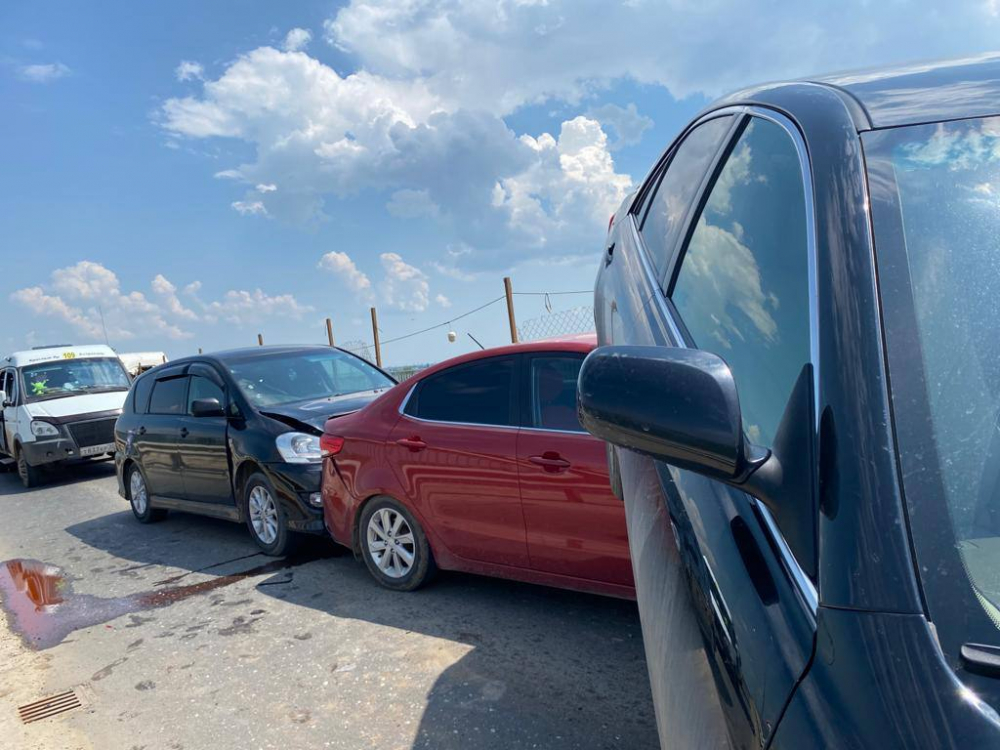 В Астраханской области из-за неработающего светофора столкнулось пять автомобилей
