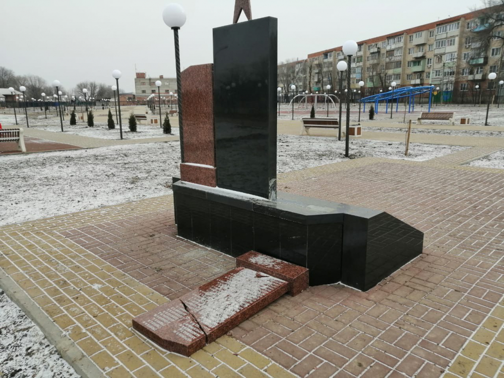 В Астрахани вандалы разгромили памятник участникам Великой Отечественной войны