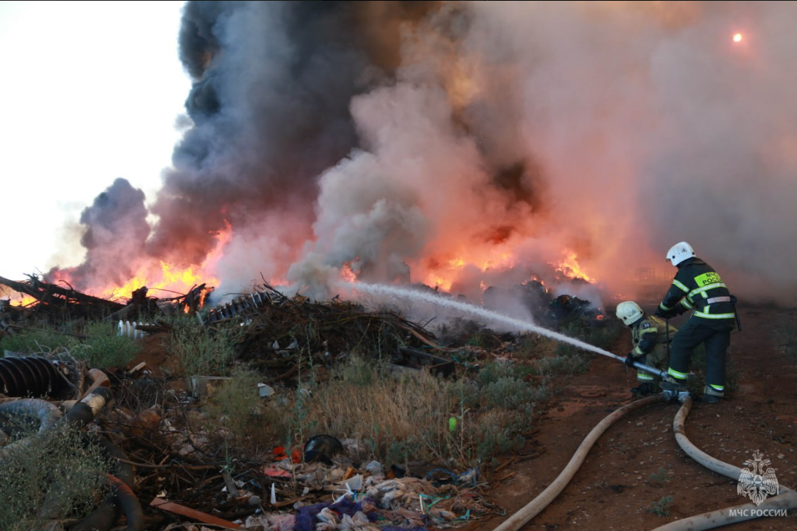 Крупные пожары в россии за последние годы. Пожар фото. Огромный пожар. Астрахань пожар. Пожар на мусорном полигоне.