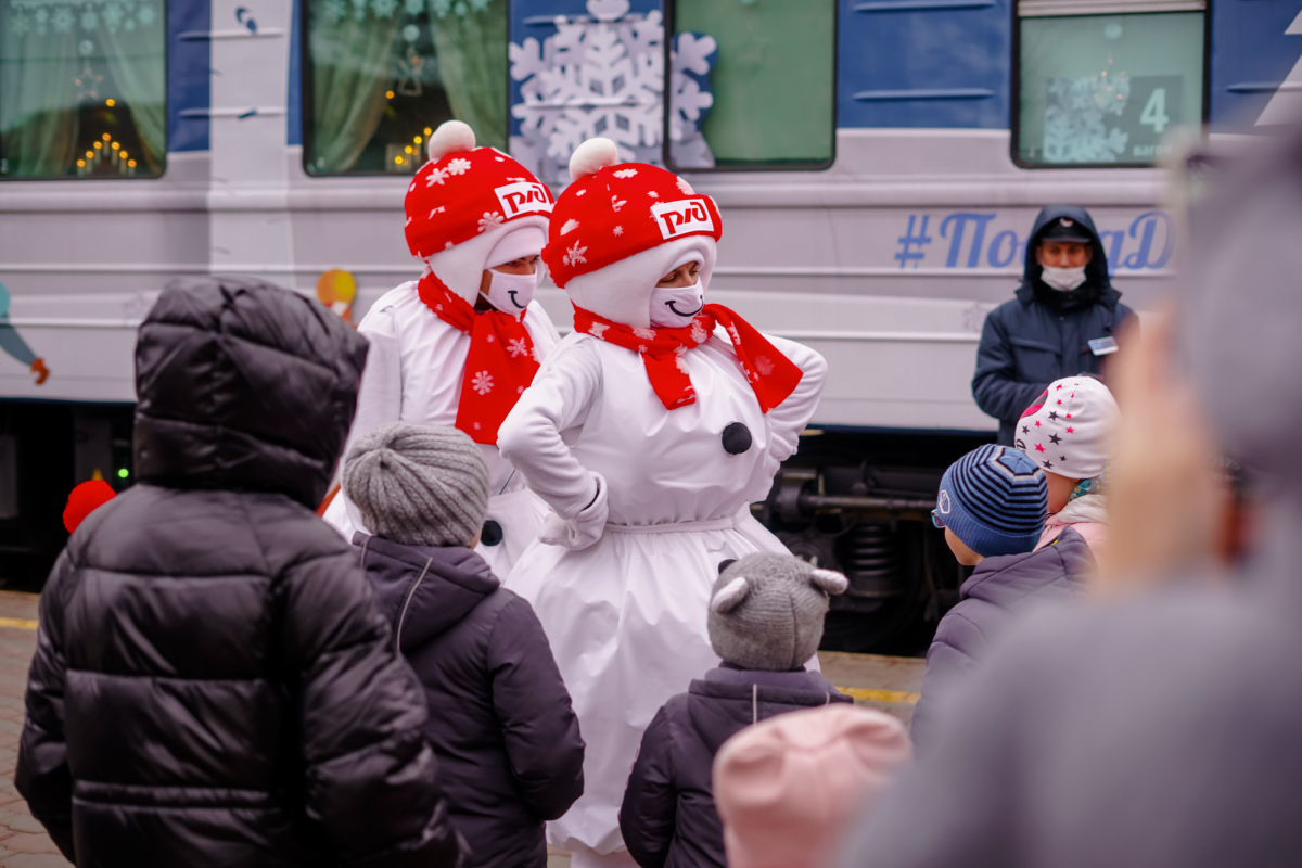 Деды морозы в метро москвы флешмоб. Приезд дела сорозв в тгмск. Приезд Деда Мороза в Арзамас. Поезд приехал Деда Мороза в Белово 2022. Приезд Деда Мороза в Астрахань видео2022г.