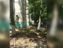 В Астрахани маленькая девочка выпала из окна вместе с москитной сеткой