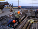 В Астрахани на протяженной улице вырыли ямы, кипит работа: что происходит