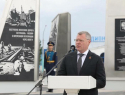 В Астрахани у Центрального стадиона открыли стелу «Город трудовой доблести»