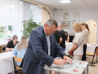 Председатель Думы Астраханской области Игорь Мартынов проголосовал на выборах в Государственную Думу РФ и региональный парламент