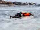 Астраханские спасатели выгнали со льда детей и пожилую женщину