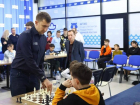 Гроссмейстер Сергей Карякин открыл шахматный клуб в Астрахани