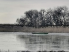 Под Астраханью ловецкое судно застряло во льдах, рыбак утонул