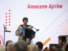 Астраханцу, победившему на конкурсе «Гармоньфест!», вручили тульскую гармонь