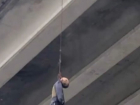 Творческий порыв: полиция задержала астраханцев, которые повесили на Новом мосту манекен