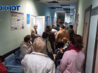 Пациенты поликлиники в Астрахани чуть не подрались в очереди на сдачу крови