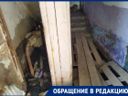 Жители многоэтажки в Военном городке Астрахани бегут из собственного дома и ищут деревянные паллеты