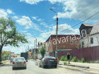 В центре Астрахани автомобиль угодил в яму на дороге 