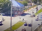 В Астрахани столкнулись два авто, один из них снёс ограждение