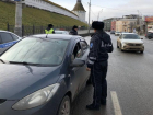 В Астрахани двух инспекторов ДПС поймали за получением взятки