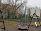 Под Астраханью вандалы за ночь испортили обновленную детскую площадку