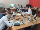 Астраханские школьники в детском технопарке изучают микромир