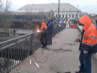 В Астрахани коммунальщики починили заграждение на Красном мосту
