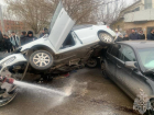 В Астрахани у Больших Исад одна машина оказалась на крыше другой