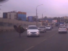 В Астрахани женщина на проезжей части пинала машины