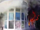 Кадры очевидцев: в Астрахани сгорело кафе-шашлычная