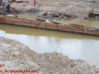 Неизвестные, распилив суда, загрязнили почву в Астраханской области нефтью