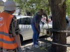 В Астрахани незаконные торговцы придумали крепить прилавки цепями к деревьям
