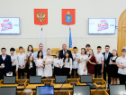 16 школьников получили паспорта в Думе Астраханской области 