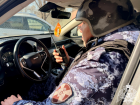 Росгвардейцы задержали астраханца с неоплаченным алкоголем и закусками