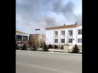 Астраханские чиновники не знают, кто повесил российский флаг на площади вверх ногами