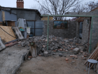 Астраханцы принялись разбирать баню и гараж собственными силами