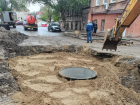 На месте ремонта ливневки в Астрахани установили центральный колодец 