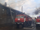 49 пожарных тушат дом в Астрахани