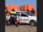 Под Астраханью полицейские задержали неадекватного таксиста. Видео