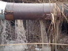 В Астрахани 40 дней из дырявой канализации льются сточные воды в ерик Казачий