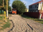 В отдаленных микрорайонах Астрахани подсыпают грунтовые дороги 