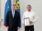Водитель астраханского онкодиспансера получил награду за спасение людей в ЛНР