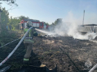 Под Астраханью крупный пожар, сгорели постройки, огромный участок и машина