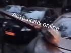 В Астрахани мусоровоз повалил опоры ЛЭП на припаркованные автомобили