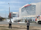 В Астрахани возле «Звездного» лоб в лоб столкнулись два автомобиля, один загорелся