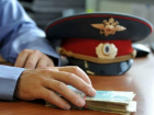 Полицейского из Астраханской области обвиняют в еще одной взятке