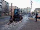В Астрахани устраняют наледь на улицах, возникшую из-за аварий на сетях водопровода