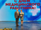 Астраханских медиков поздравили от имени губернатора 