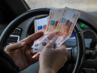 Таксист обманул астраханку на 65 тысяч рублей за «помощь» с ФМС