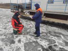 На севере Астраханской области трое мужчин провалились под лед